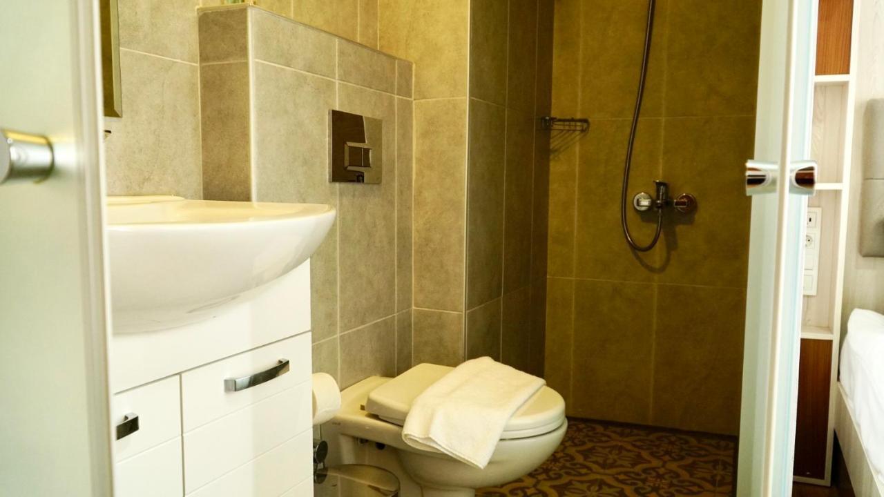Qonaq Hotel & Suites Provincia di Provincia di Istanbul Esterno foto