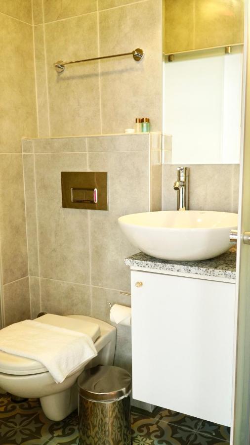 Qonaq Hotel & Suites Provincia di Provincia di Istanbul Esterno foto
