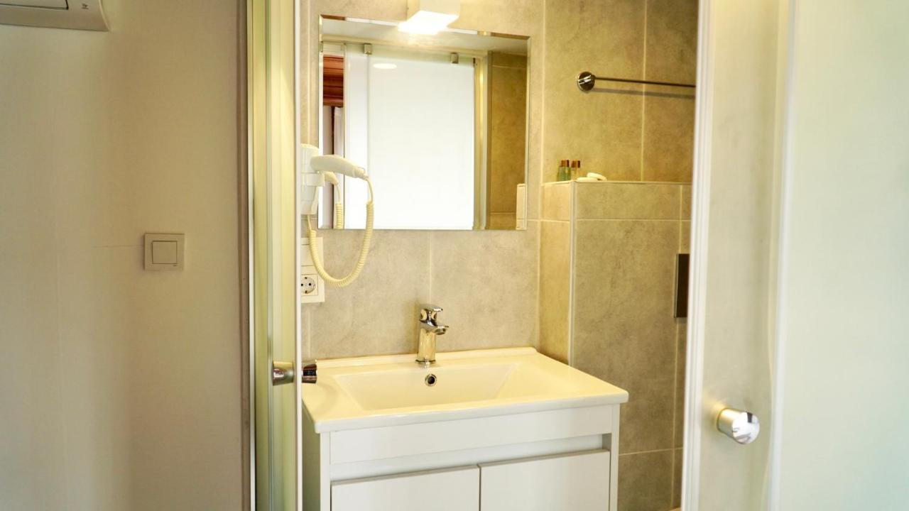 Qonaq Hotel & Suites Provincia di Provincia di Istanbul Esterno foto